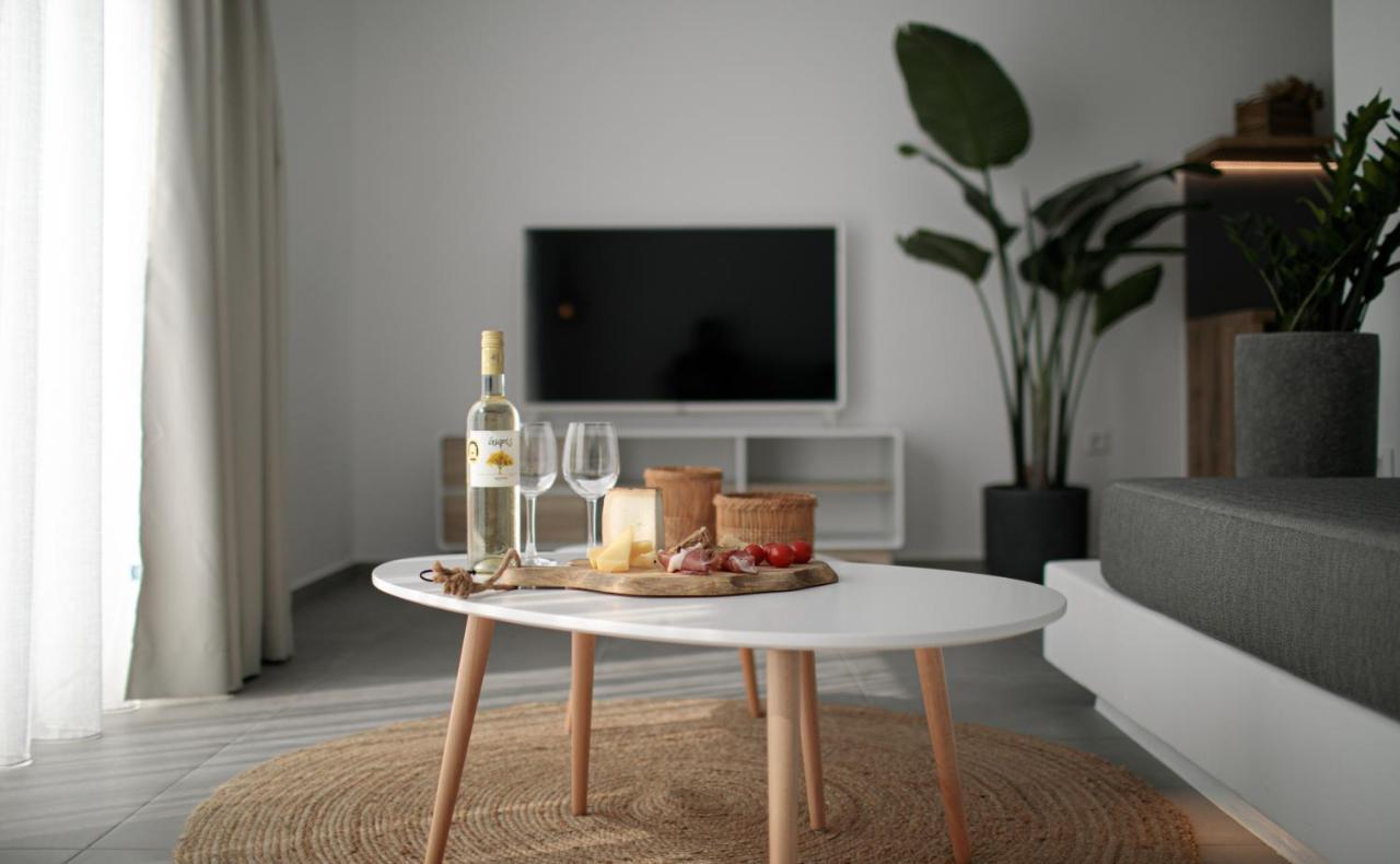 Seanfinity Beachfront Suites Mikri Vigla Esterno foto